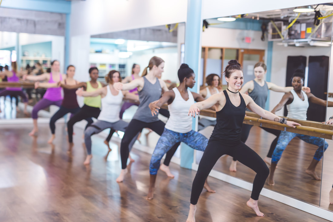 Barre Fitness, Instruktorin, Lenzburg, straffe Oberschenkelmuskeln, geformte Gesässmuskeln, Gleichgewichtstraining, fit and strong, Fitness für Frauen
